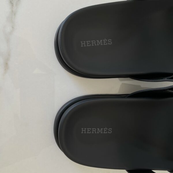 HERMÈS Sandales Chypre taille 39 cuir noir à vendre neuf nouveau nouvelle d'occasion deuxième main seconde main pour femmes authentique
