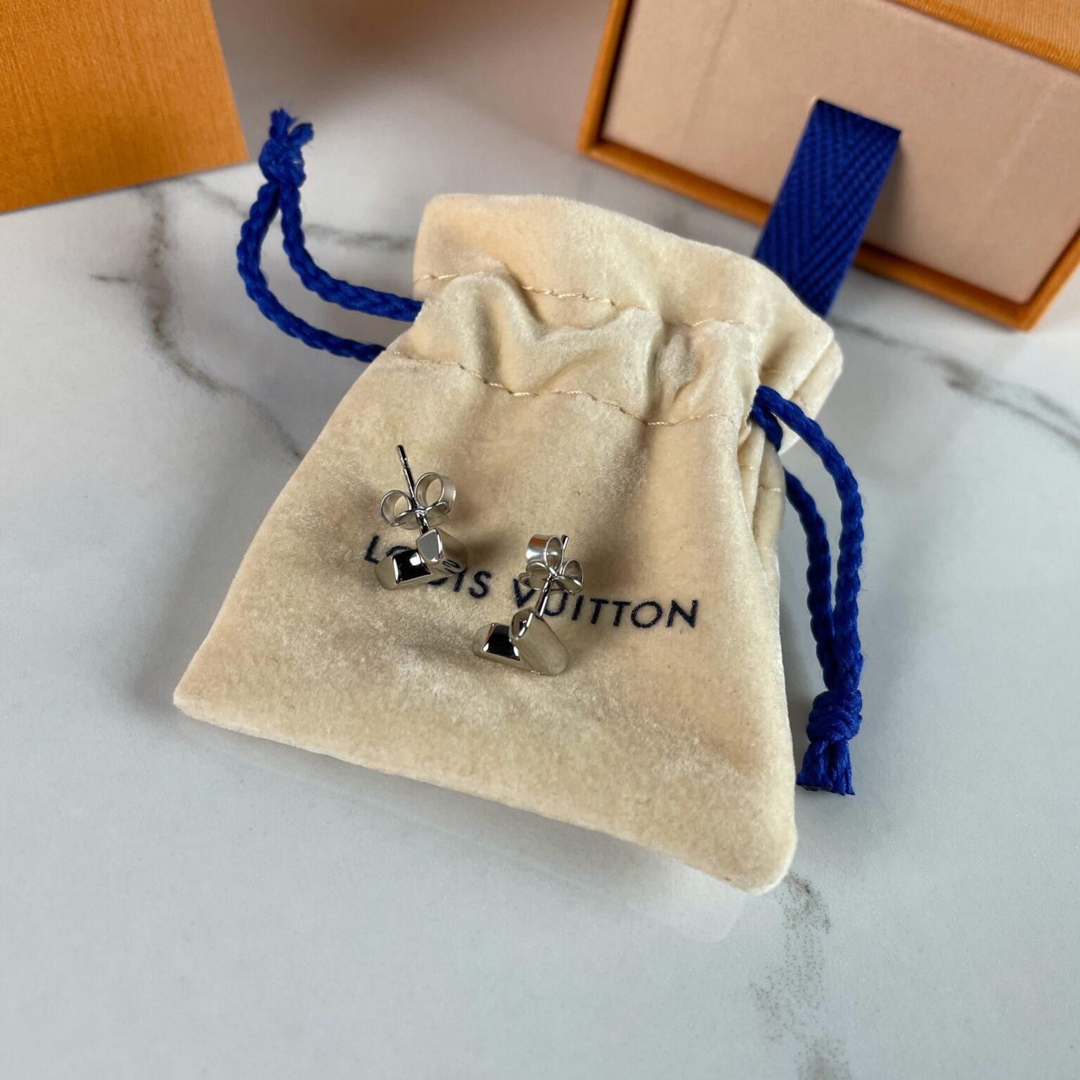 LOUIS VUITTON Essential V Stud Earrings DYGLOUIS