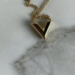 LOUIS VUITTON Essential V Necklace