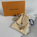 LOUIS VUITTON Essential V Necklace