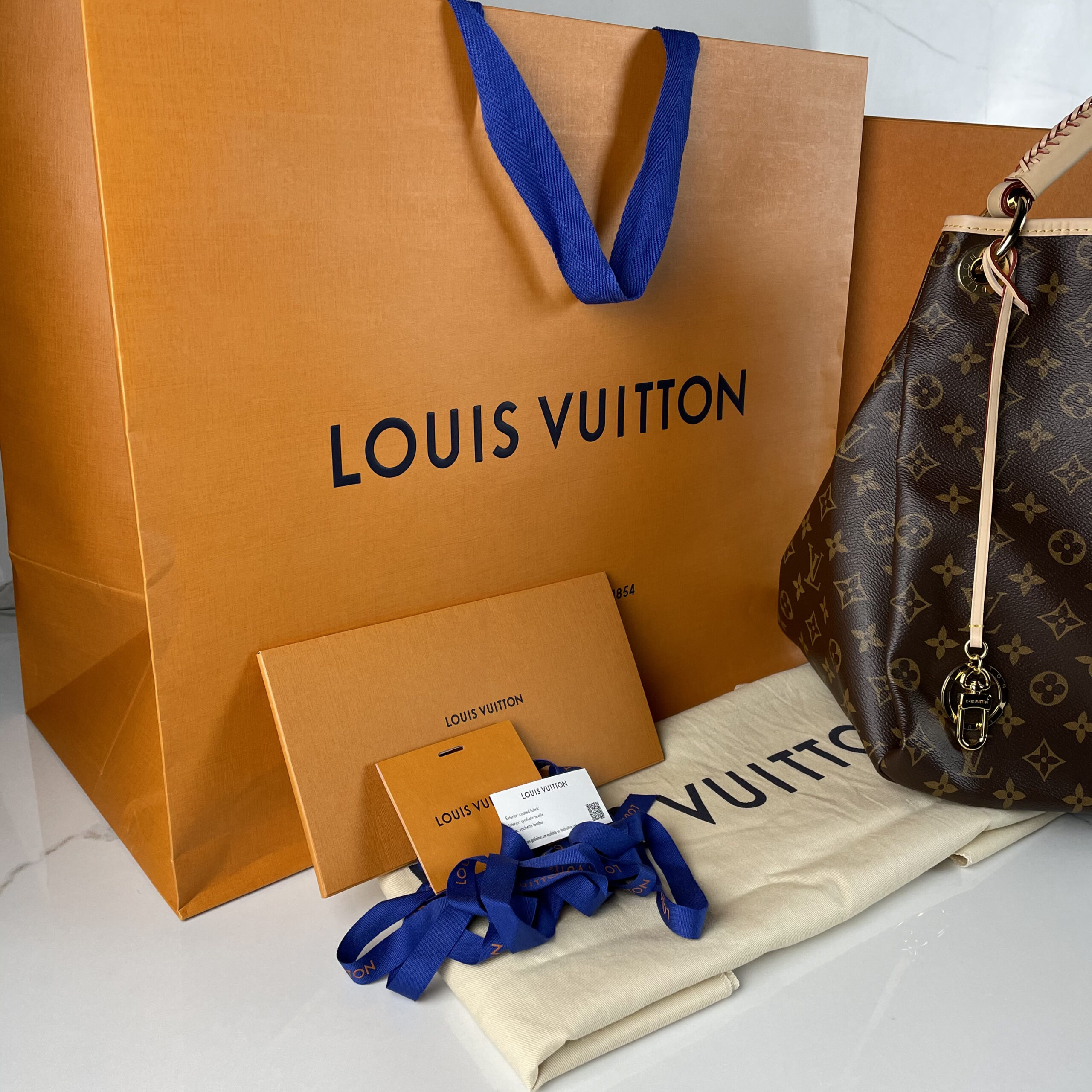 Louis Vuitton Monogram Canvas Artsy MM Shoulder Bag (SHF-19631