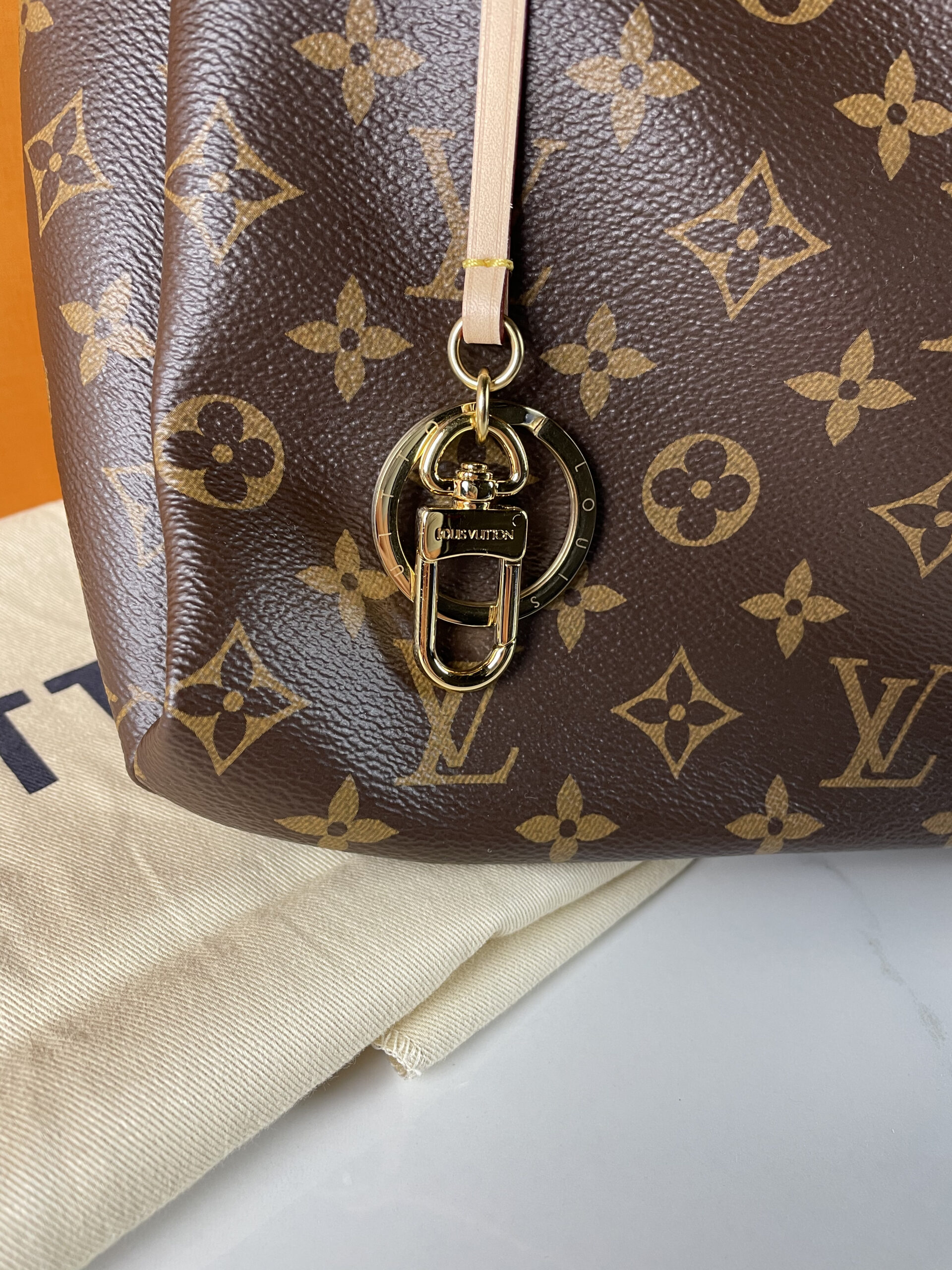 Louis Vuitton artsy MM handbag White Grey Leather ref.786214 - Joli Closet