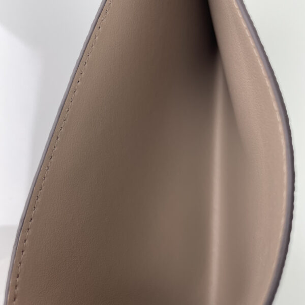Louis Vuitton LV Poche Plate insert Pochette Félicie couleur tourterelle cuir à vendre neuf nouveau nouvelle d'occasion deuxième main seconde main pour les femmes authentique luxe